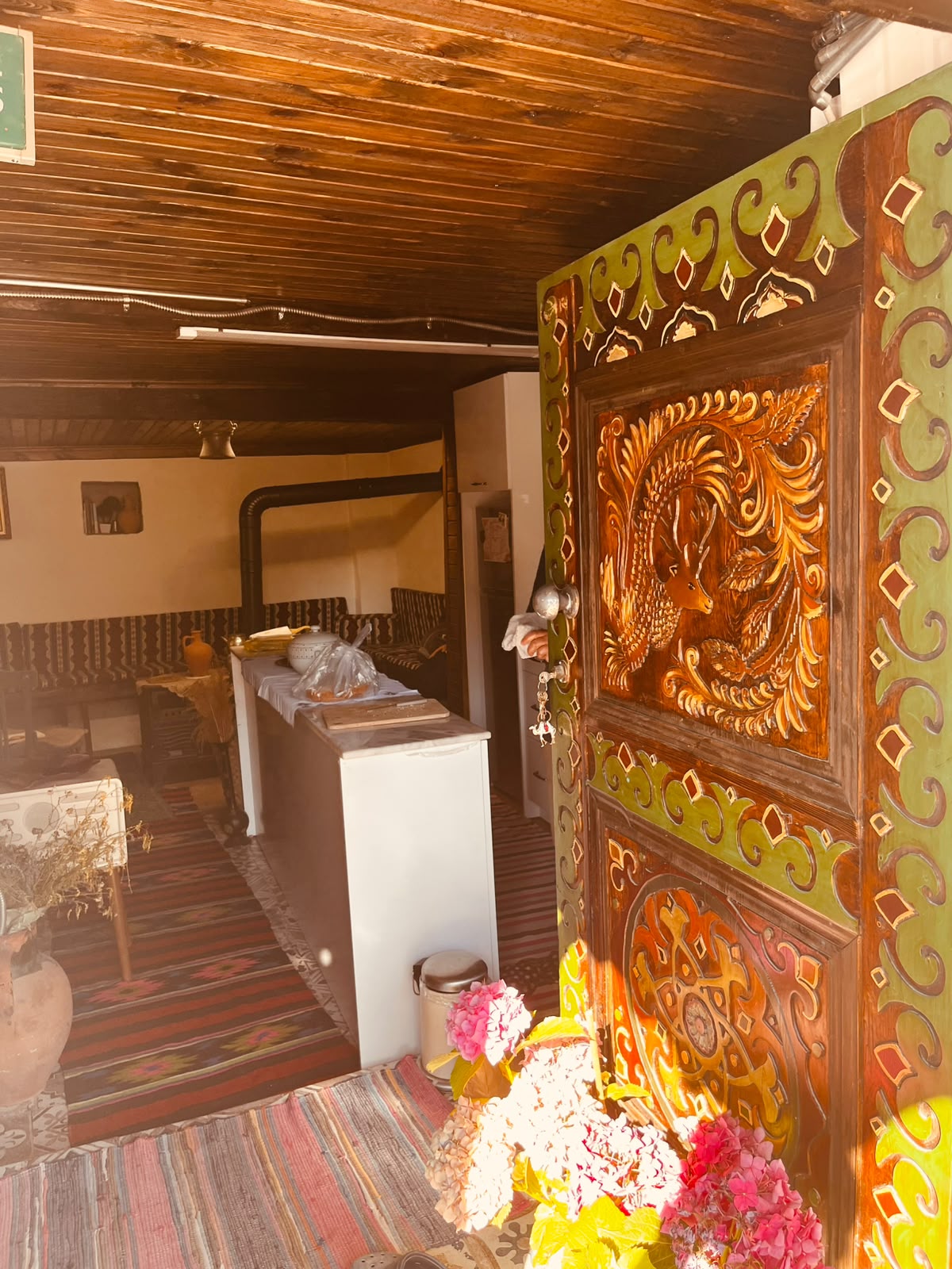 El oyması ahşap kapı